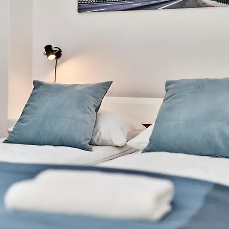 Pulaskiego By Renters Apartman *